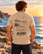 Vista trasera de la camiseta SPORT STYLE hombre de IMPARABL3 en color arena 07. Diseño negro minimalista de una playa con huellas en la orilla, dunas, mar y atardecer, acompañado de la frase «Cada paso cambia la dirección de tu rumbo».