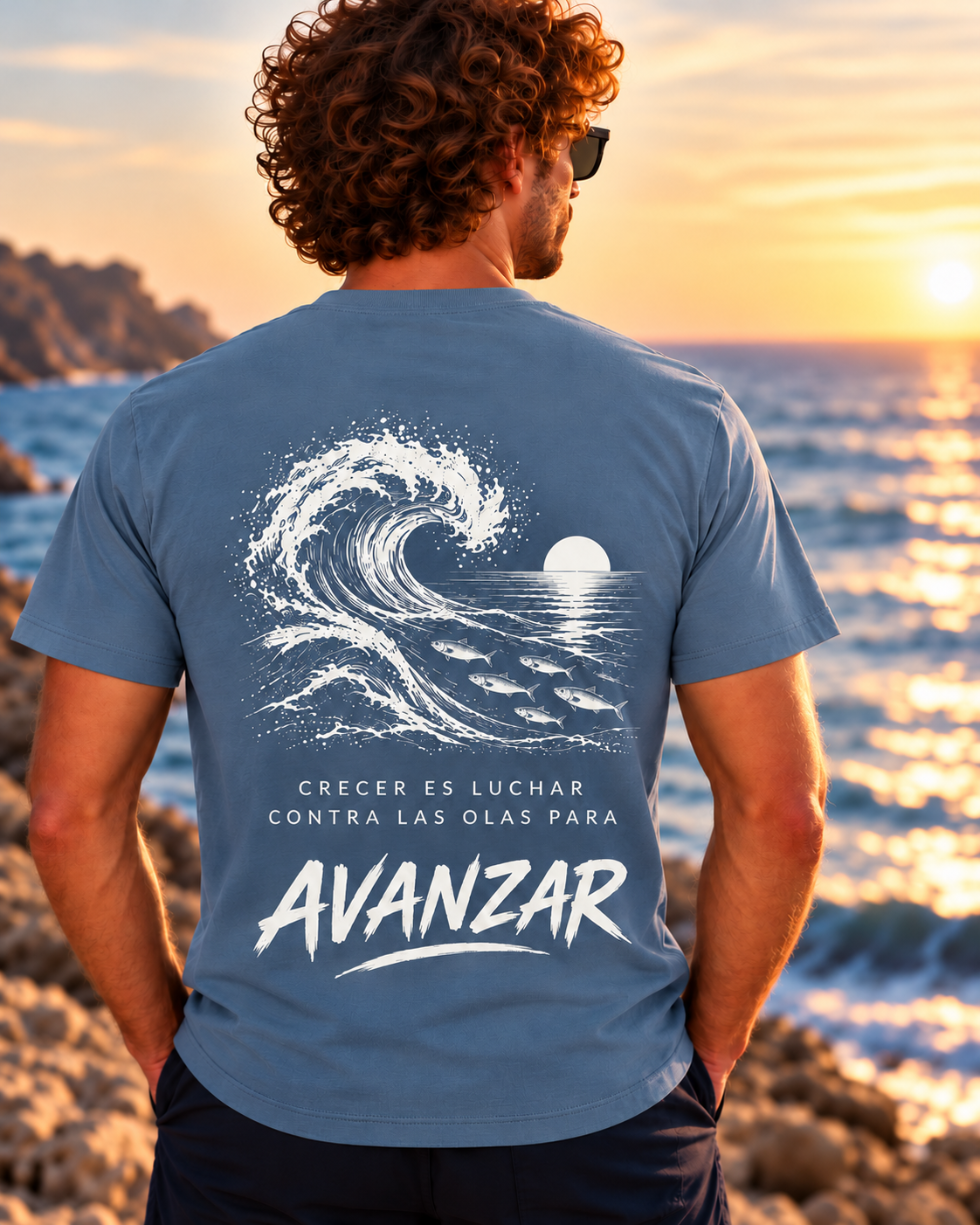 Espalda de camiseta IMPARABL3 azul zen 263 con diseño blanco de una gran ola, peces y sol, acompañado de la frase «Crecer es luchar contra las olas para avanzar».
