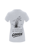 Camiseta de mujer en gris piedra, con un diseño inspirado en la resistencia y la capacidad de superación. Una planta que crece junto al mar simboliza la fortaleza, la perseverancia y el crecimiento personal frente a las dificultades.

Un diseño minimalista, elegante y lleno de significado que transmite un mensaje poderoso: **«La adversidad me hace más GRANDE».**

**IMPARABL3. El rumbo lo marcas tú.**