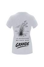 Camiseta de mujer en gris piedra, con un diseño inspirado en la resistencia y la capacidad de superación. Una planta que crece junto al mar simboliza la fortaleza, la perseverancia y el crecimiento personal frente a las dificultades.

Un diseño minimalista, elegante y lleno de significado que transmite un mensaje poderoso: **«La adversidad me hace más GRANDE».**

**IMPARABL3. El rumbo lo marcas tú.**