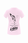 Camiseta de mujer en rosa, con un diseño inspirado en la libertad y la superación personal. Un águila pescadora lanzándose hacia el mar simboliza el valor, la determinación y la fuerza para enfrentarse a nuestros propios límites.

Un diseño delicado, femenino y lleno de significado que transmite un mensaje poderoso: «Vencer mis miedos me hace LIBRE».

IMPARABL3. El rumbo lo marcas tú.