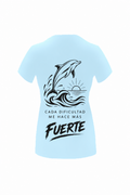 Camiseta de mujer en azul cielo, con un diseño inspirado en la libertad del océano. Un delfín emergiendo entre las olas y un amanecer simbolizan la superación, la energía y la fuerza interior.

Un diseño fresco, femenino y lleno de personalidad que transmite un mensaje poderoso: **«Cada dificultad me hace más FUERTE».**

**IMPARABL3. El rumbo lo marcas tú.**