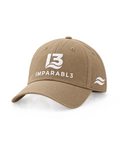 Gorra beige de estilo urbano y deportivo, con visera curva, logotipo IMPARABL3 bordado y dos olas laterales que reflejan nuestra conexión con el mar. Un diseño sofisticado, natural y atemporal, perfecto para quienes buscan elegancia y versatilidad en cualquier ocasión.