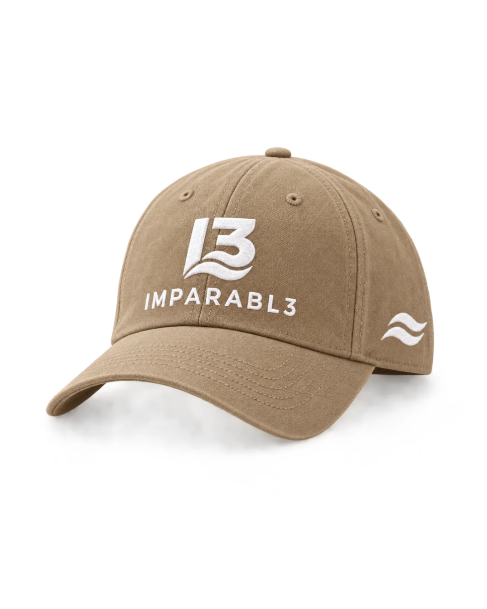 Gorra beige de estilo urbano y deportivo, con visera curva, logotipo IMPARABL3 bordado y dos olas laterales que reflejan nuestra conexión con el mar. Un diseño sofisticado, natural y atemporal, perfecto para quienes buscan elegancia y versatilidad en cualquier ocasión.