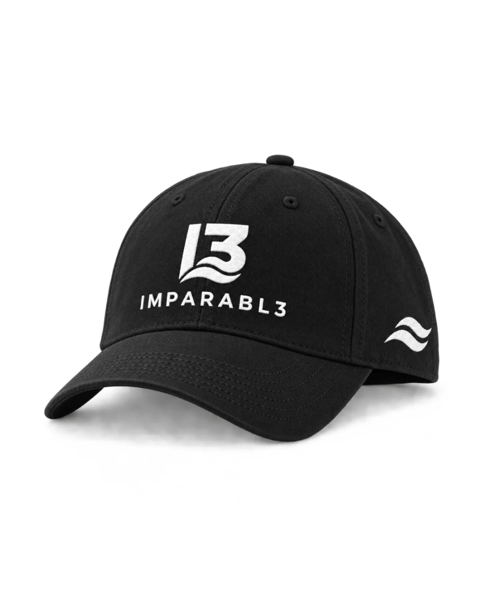 Gorra negra de estilo urbano y deportivo, con visera curva, logotipo IMPARABL3 bordado y dos olas laterales que reflejan nuestra conexión con el mar. Un diseño elegante, moderno y atemporal, perfecto para quienes buscan personalidad y estilo en cualquier ocasión.