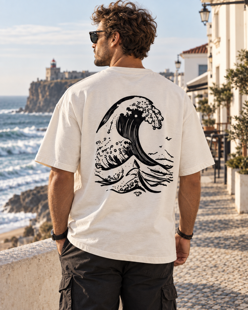 Vista trasera de la camiseta oversize de hombre de IMPARABL3 en blanco vintage, con gran diseño de ola negra en la espalda