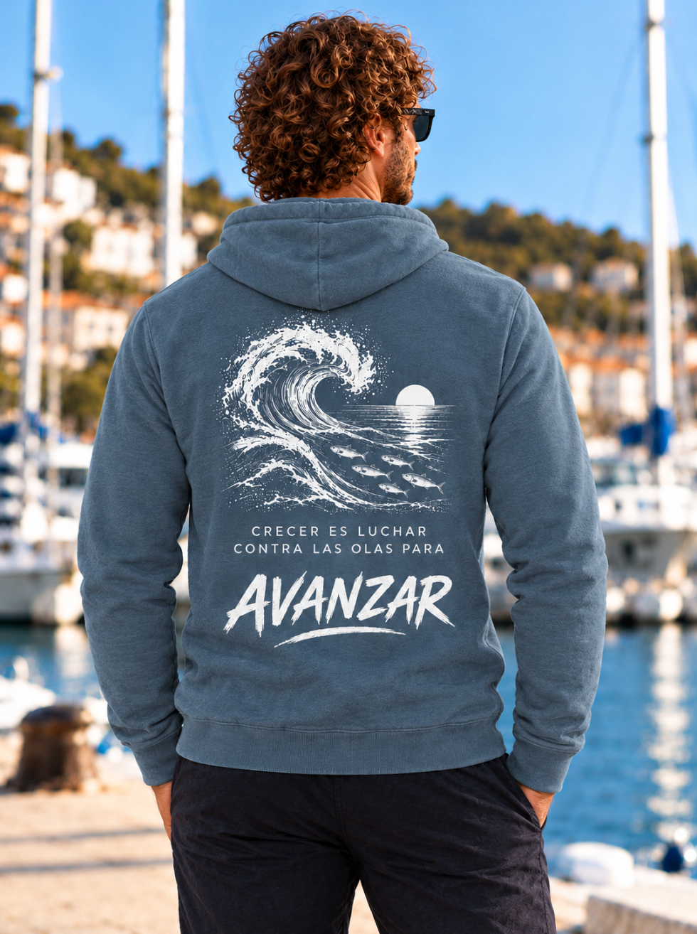 Vista trasera de la sudadera de hombre azul zen IMPARABL3 Sport Style, con capucha y estampado en la espalda.