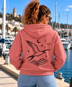 Vista trasera de la sudadera IMPULSO de mujer en color rosatón 78, con diseño negro de ave marina volando sobre las olas, luna creciente y estrellas.