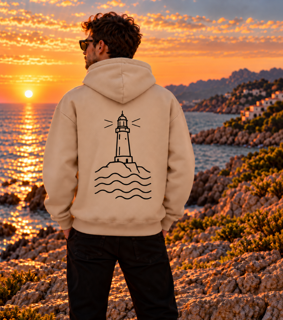 Vista trasera de la sudadera oversize color ángora de IMPARABL3, con diseño negro de faro sobre las rocas y cuatro filas de olas.